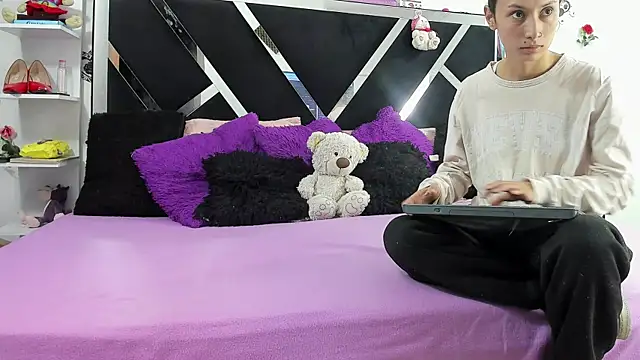 thedream girls online show from October 8, 2025, 12:03 pm