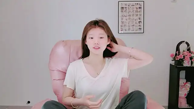 yangyang-1115 online show from May 18, 2026, 5:46 am