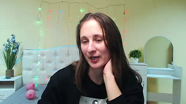 Snapshot of MichelLeee chatting on January 28, 2025, 12:22 pm MichelLeee online show from January 28, 2025, 12:22 pm