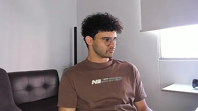 Snapshot of andrewChris_ chatting on November 5, 2025, 7:47 pm andrewChris online show from November 5, 2025, 7:47 pm