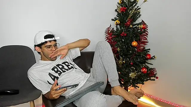 Snapshot of andrewChris_ chatting on November 27, 2025, 2:35 am andrewChris online show from November 27, 2025, 2:35 am