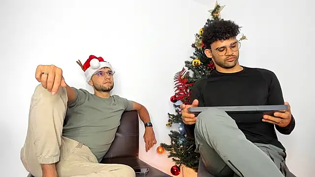 Snapshot of andrewChris_ chatting on November 30, 2025, 12:36 am andrewChris online show from November 30, 2025, 12:36 am