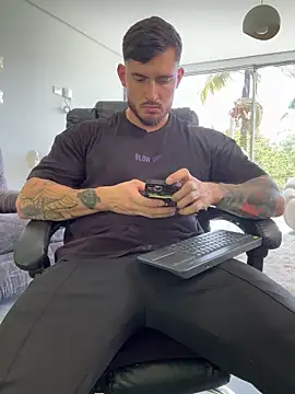 Snapshot of DimitriSullivan_ chatting on November 4, 2025, 5:34 pm DimitriSullivan online show from November 4, 2025, 5:34 pm