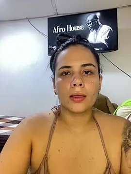 Snapshot of Leyna_Kenet chatting on December 15, 2025, 12:48 am Leyna Kenet online show from December 15, 2025, 12:48 am