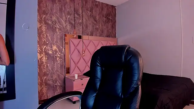 Snapshot of SKYLERWHIITEE chatting on December 8, 2024, 3:21 am SKYLERWHIITEE online show from December 8, 2024, 3:21 am