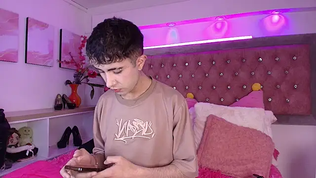 Snapshot of Noah_Xitruxx chatting on October 15, 2025, 12:38 pm Noah Xitruxx online show from October 15, 2025, 12:38 pm