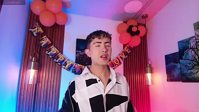 Snapshot of Noah_Xitruxx chatting on October 19, 2025, 2:45 am Noah Xitruxx online show from October 19, 2025, 2:45 am