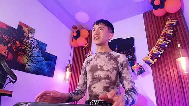 Snapshot of Noah_Xitruxx chatting on October 29, 2025, 2:58 am Noah Xitruxx online show from October 29, 2025, 2:58 am