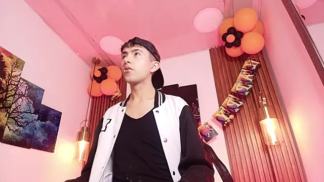 Snapshot of Noah_Xitruxx chatting on October 31, 2025, 2:45 am Noah Xitruxx online show from October 31, 2025, 2:45 am