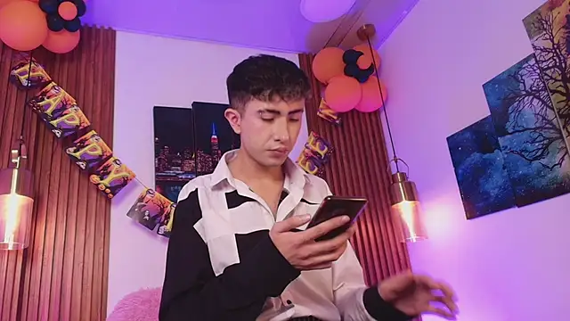 Snapshot of Noah_Xitruxx chatting on November 3, 2025, 2:57 am Noah Xitruxx online show from November 3, 2025, 2:57 am