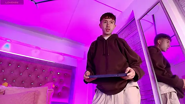 Snapshot of Noah_Xitruxx chatting on November 17, 2025, 1:06 pm Noah Xitruxx online show from November 17, 2025, 1:06 pm