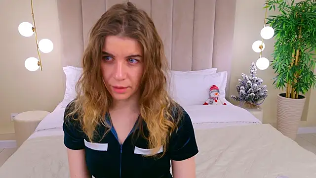 VikkiStorm online show from December 15, 2024, 9:45 am