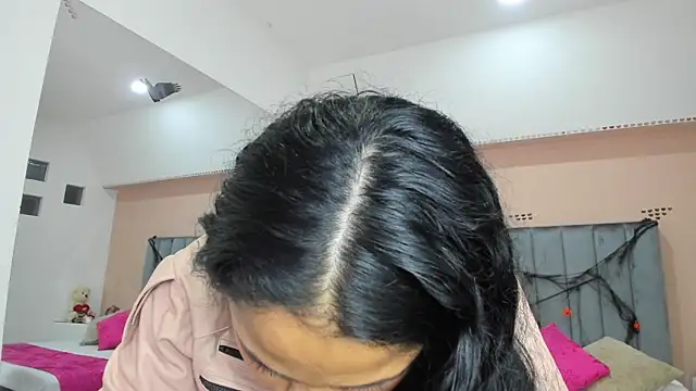 Giselle Roldan online show from October 15, 2025, 4:01 am