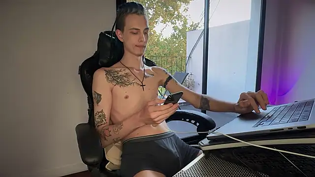 Snapshot of Den_BlueXx chatting on February 20, 2026, 10:32 pm Den BlueXx online show from February 20, 2026, 10:32 pm