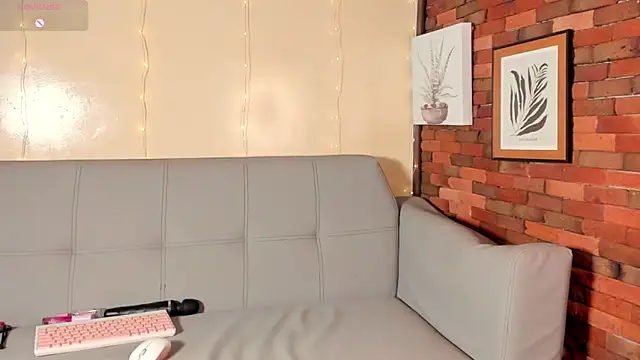 Snapshot of emmamillher chatting on December 16, 2024, 4:23 am emmamillher online show from December 16, 2024, 4:23 am