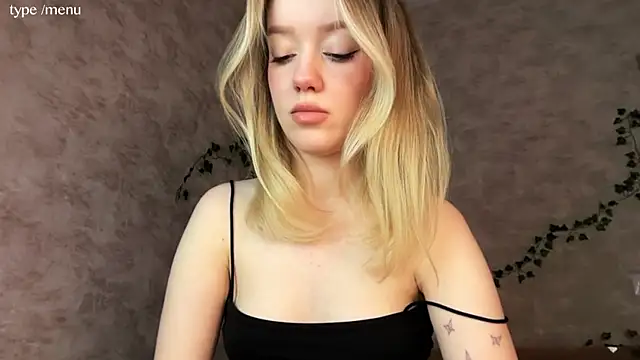 cutiemia0 online show from April 16, 2026, 6:03 am