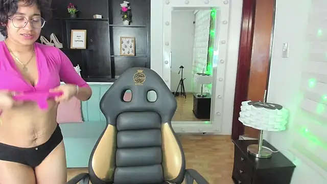 Lili Gomez  online show from January 30, 2025, 4:55 pm