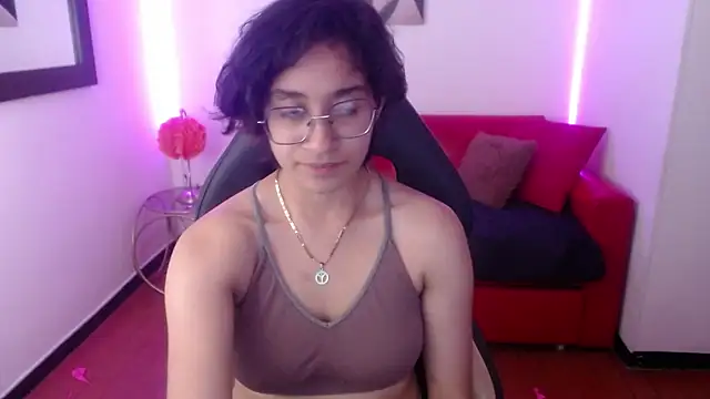 Lili Gomez  online show from February 2, 2025, 4:43 pm