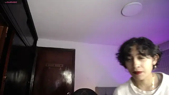 Lili Gomez  online show from October 16, 2025, 2:07 pm