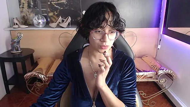 Lili Gomez  online show from October 25, 2025, 2:02 pm