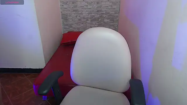 Lili Gomez  online show from October 30, 2025, 2:07 pm