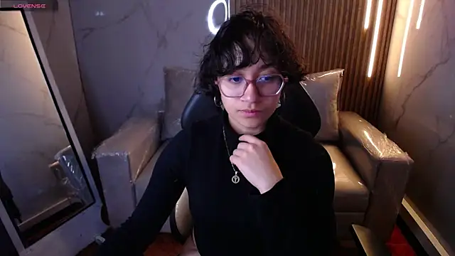 Lili Gomez  online show from November 14, 2025, 1:21 pm