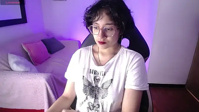 Lili Gomez  online show from November 18, 2025, 2:43 pm