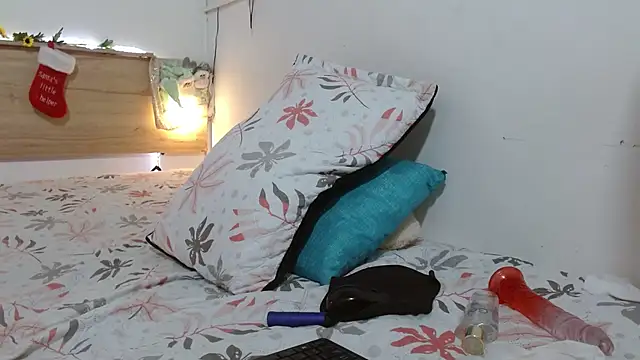 Emyli rousse  online show from December 17, 2024, 4:21 pm