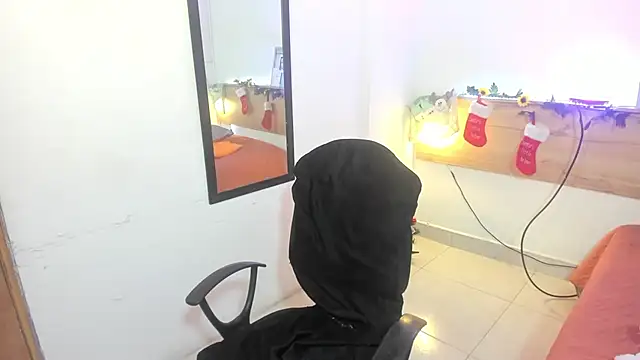 Emyli rousse  online show from December 24, 2024, 4:30 pm