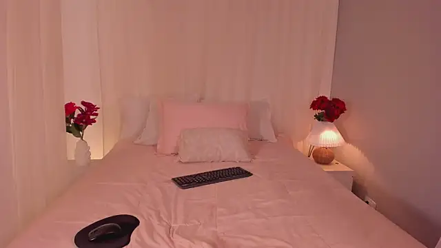 Lia Sweett  online show from February 21, 2025, 7:10 pm