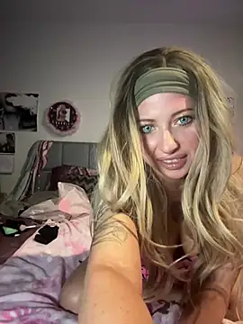 Snapshot of Hollyhudson123 chatting on March 19, 2025, 10:00 am Hollyhudson123 online show from March 19, 2025, 10:00 am