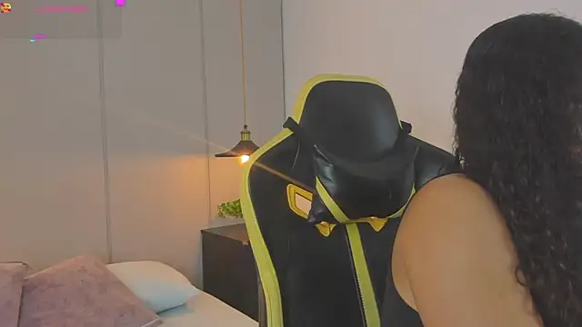 yaya23x online show from September 24, 2025, 1:36 pm