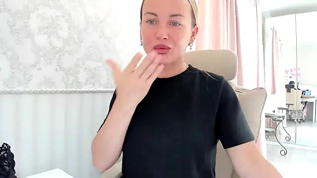 Snapshot of jennifer838 chatting on June 25, 2026, 1:37 pm jennifer838 online show from June 25, 2026, 1:37 pm