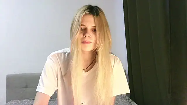 Snapshot of Steph_Cutey chatting on December 17, 2024, 12:00 pm Steph Cutey online show from December 17, 2024, 12:00 pm