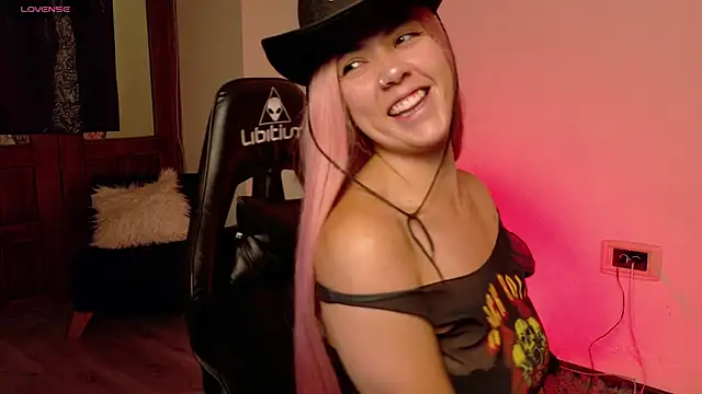 Aurora Hotson online show from November 14, 2025, 1:15 am