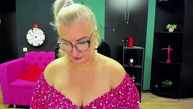 ChristyBrooks online show from October 17, 2025, 9:12 am