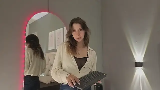 Snapshot of jolie_lov chatting on November 6, 2025, 1:23 pm jolie lov online show from November 6, 2025, 1:23 pm