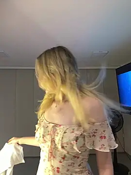 Snapshot of NicoleCut chatting on February 5, 2026, 12:04 am NicoleCut online show from February 5, 2026, 12:04 am