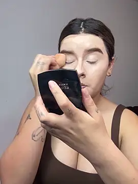 Snapshot of SaraBraun_ chatting on December 18, 2025, 6:36 pm SaraBraun online show from December 18, 2025, 6:36 pm