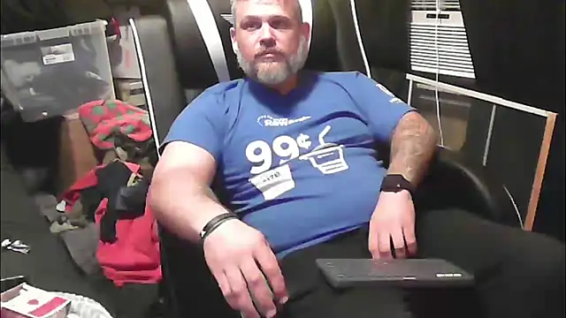 Snapshot of TwoFarty240 chatting on October 17, 2025, 4:37 am TwoFarty240 online show from October 17, 2025, 4:37 am