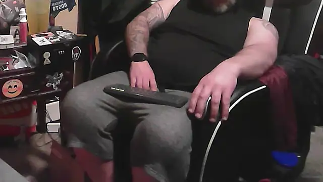 Snapshot of TwoFarty240 chatting on October 20, 2025, 12:11 am TwoFarty240 online show from October 20, 2025, 12:11 am