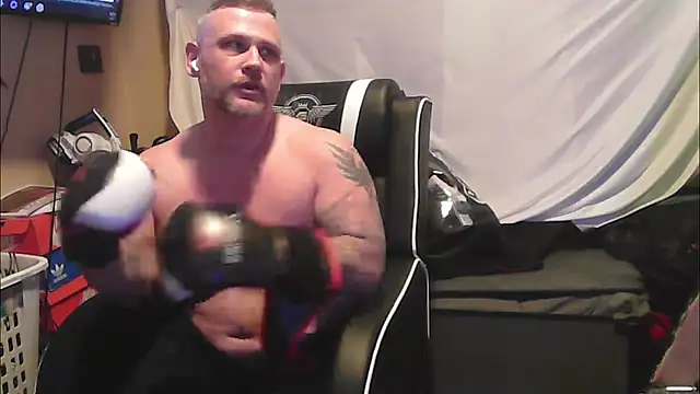 Snapshot of TwoFarty240 chatting on January 7, 2026, 4:15 am TwoFarty240 online show from January 7, 2026, 4:15 am