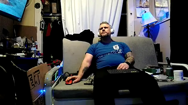 Snapshot of TwoFarty240 chatting on February 19, 2026, 4:52 am TwoFarty240 online show from February 19, 2026, 4:52 am