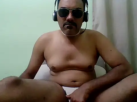 Snapshot of farhaanmacho chatting on December 5, 2025, 3:41 pm farhaanmacho online show from December 5, 2025, 3:41 pm