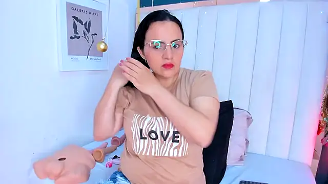 Snapshot of africa_holmes chatting on February 4, 2026, 2:17 am africa holmes online show from February 4, 2026, 2:17 am