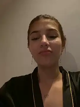 thamygomezz online show from February 1, 2025, 4:35 am