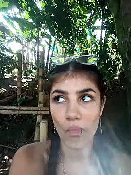 thamygomezz online show from September 14, 2025, 4:06 pm