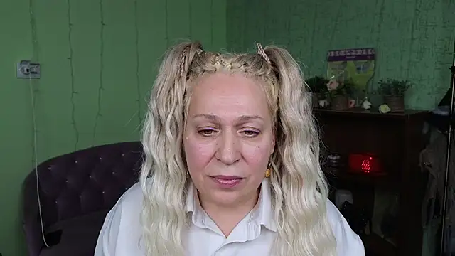 Snapshot of Penelope_Pinky chatting on December 27, 2024, 4:32 pm Penelope Pinky online show from December 27, 2024, 4:32 pm