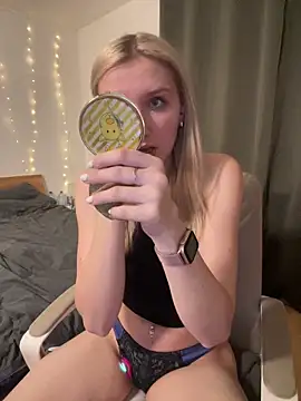 Snapshot of AnnyBelleX chatting on December 17, 2025, 5:52 pm AnnyBelleX online show from December 17, 2025, 5:52 pm