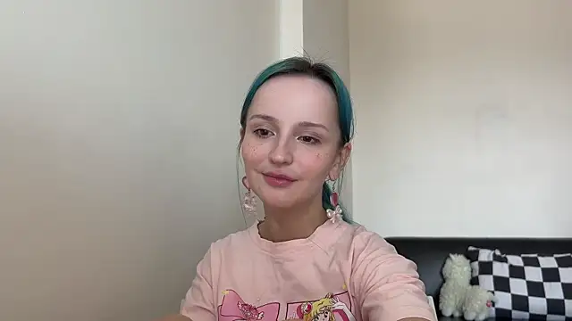 Snapshot of bumble_bee chatting on December 19, 2024, 6:56 am bumble bee online show from December 19, 2024, 6:56 am